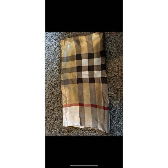 Beautiful plaid scarf/ shawl/whatever - Picture 8 of 13